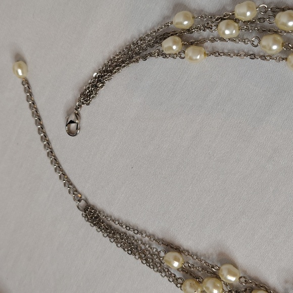 Elegant Pearl and Silver Necklace - Picture 3 of 3